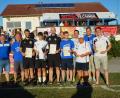 Bild: Schlosser
Beim ersten „Reitinger&Mutzbauer-Cup“ der DJK Weihern-Stein gingen der SV Trisching als Cup-Sieger hervor (Bildmitte).