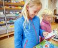 Bild: sus
Barbara und Johanna Betz (von links) freuen sich schon auf den Sommerferien-Leseclub „Lesen was geht“ in der Stadtbücherei.
