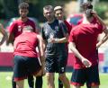 Bild: Timm Schamberger/dpa
Trainer Michael Köllner (3. von rechts) spricht zu den Spielern.