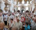 Bild: Wolfgang Steinbacher
Bei der Messe für Senioren aus Amberg und der Umgebung  mit Bischof Rudolf Voderholzer auf dem Bergfest ist die Mariahilfbergkirche voll besetzt.