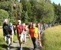 Bild: Karl Scheidler/exb
Aus Tradition trägt Bernd Stahl das Vortragskreuz ab der Pfarrkirche, bis Wolfgang Scheunemann die letzte Strecke zum Fahrenberg übernimmt. Insgesamt über 100 Pilger marschierten bei der 42. Fußwallfahrt mit.