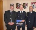 Bild: Amann
Bei seinem Antrittsbesuch im Rathaus bekam der Leitende Polizeidirektor Ludwig Härtl (Mitte) von Bürgermeister Armin Schärtl (links) ein Buch über Nabburg geschenkt. Ihn begleitete der Standortleiter, Polizeioberrat Helmar Termer (rechts).