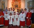 Bild: bnr
In einem festlichen Gottesdienst verabschiedete sich die Pfarrgemeinde Saltendorf von Kaplan Pater Peter Vattappara (links) und dem langjährigen Lektor Josef Kalb (Dritter von links). In die Schar der Ministranten wurden Melanie Braun (vorne Dritte von links) und Michael Maunz (vorne Vierter von links) neu aufgenommen.