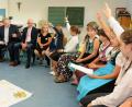 Bild: Stephan Huber
Die kleinen Kommunalpolitiker der Grund- und Mittelschule Hahnbach stellen den Erfahrenen (Richard Reisinger und Bernhard Lindner) viele Fragen über ihren Beruf.