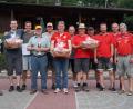 Bild: sgs
Die drei Erstplatzierten (von links) mit Schiedsrichter Georg Wilhelm, den Jungen Vätern, der Jägerschaft und dem Gartenbauverein erhalten vom Vorsitzenden Michael Zinkl (rechts) Pokal und Naturalpreise.