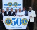 Bild: exb
Frank Wohl (Vierter von links) führt den Lions-Club. Stellvertreter sind Michael Richthammer (Dritter von links) und Elmar Grosser (Dritter von rechts). Elmar Baumer (Zweiter von links), Wolfgang Würschinger (Mitte) und German Schieder (rechts) wurden ausgezeichnet. Links Hilfswerk-Vorsitzender Kurt Hannuth, Zweiter von rechts Past-Präsident Wolfgang Wagner.