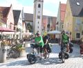 Bild: Hirsch (RHI), Rudolf [RHI] (RUDOLF.HIRSCH@T-ONLINE.DE)
Die Tandem-Fahrer der „Mut-Tour“ machten am Samstag in Schwandorf eine Pause und fuhren dann Richtung Regensburg weiter.    Bild: Hirsch