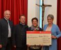 Bild: dob
Eine 5000-Euro-Spende von Christa Wildenauer (Zweite von rechts) ist als Anschubfinanzierung für die Sanierung des Kindergartens gedacht. Kirchenpfleger Günter Hassmann, Dekan Alexander Hösl und Kindergartenleiterin Luise Dietl (von links) freuen sich über die Großzügigkeit.