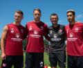 Bild: dpa
Die Neuzugänge des 1. FC Nürnberg (von links) Törles Knöll, Torwart Christian Mathenia, Trainer Michael Köllner, Kevin Goden und Timothy Tillman.