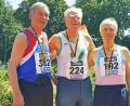 Bild: lst
Bei der deutschen Leichtathletik-Meisterschaft der Senioren in Mönchengladbach holte sich Karl Schmid (rechts) über die 100 Meter die Silbermedaille in seiner Altersklasse. Es siegte Guido Müller (Mitte), Dritter wurde Joachim Lange.