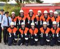 Bild: mde
Für das alte Einsatzfahrzeug TSF der Zinster Brandschützer ist es wohl das letzte Abzeichen, doch für die Floriansjünger noch lange nicht. Kreisbrandmeister Alois Schindler und Kreisbrandinspektor Otto Braunreuther (von links) bescheinigen den Teilnehmern einen guten Ausbildungsstand. Bürgermeister Günter Kopp (rechts) gratuliert ebenfalls.