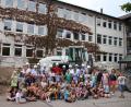 Bild: Thomas Dobler
Im Hintergrund der sanierungsbedürftige A-Bau der Schule, vorne Erwachsene, die für den Umbau verantwortlich sind, und Grundschüler, die in den Genuss der Modernisierung kommen werden.