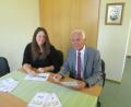 Bild: hkö
Bürgermeister Peter König und Jugendbeauftragte Alexandra Mark-Sischka bei der Vorstellung des Ferienkalenders 2018.