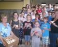 Bild: u
Elisabeth Lindner von „Socialis für The Gambia“ (links) stellt den Hirschauer Schulkindern und Konrektorin Susanne Kasberger (rechts) die Projekte des Vereins vor. Nun dürfen die Kinder Holz-Herzen bemalen, die später verkauft werden sollen.