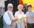 Bild: hwk
Beim Siemensfest stoßen Standortleiter Alfred Koch (von links), Bierkönigin Johanna Seiler und Festwirt Johannes Ponnath miteinander an.