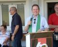 Bild: Andreas Brückmann
Ganz leger übernahm Pfarrer Konrad Willi zusammen mit Bürgermeister Franz Mädler als Ministrant die Einweihung der renovierten Fußballkabinen im Sportheim der DJK Ursensollen.