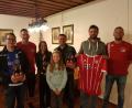 Bild: gi
Die Gewinner der Verlosung beim FC-Bayern-Fanclub freuen sich über die Preise. Vorsitzender Thomas Grötsch (Zweiter von links), Stellvertreter Christian Kühn (rechts) und Glücksfee Ida Zenk (vorne) gratulieren.