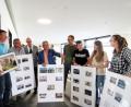 Bild: ubb
Kurze Lagebesprechung, dann geht es los: Fotograf Matthias Kunz, Werner Robl, Schulleiter Wolfgang Hecht, Bürgermeister Toni Dutz, Lehrer Michael Heinzmann und die Schüler Vinzenz Gibhardt, Lena Nemsow und Christina Miedl (von links) planen gemeinsam, in welchem Stockwerk die Fotos ausstellt werden sollen.
