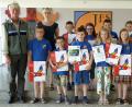 Bild: fsb
Die Siegerklasse der Waldjugendspiele mit Forstamtsdirektor Gerhard Hösl (links), Klassenlehrerin Katrin Benker und Rektorin Claudia Piehler (rechts).