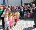 Bild: exb/Schwohnke
Beim Stehempfang vor der Kirche gratuliert auch der Kinderchor der Pfarrei dem Jubilar mit einem Lied.