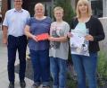 Bild: Theresa Ehbauer
Bernhard Albrecht (Geschäftsführer) gratuliert  Birgit Scheffmann (mit Sohn) und  Sabine List.