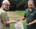Bild: Clemens Fütterer
3000 Euro kostet ein Sack dieser zertifizierten, den Lebensräumen angepassten Wildkräuter-Samenmischung. Ingo Greim und Thomas Parton (von links) brachten den wertvollen Samen bisher auf 19 Einzelflächen zwischen der Silberhütte und Oberviechtach aus.
