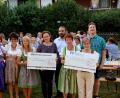 Bild: bkr
Beim bayerischen Abend im Pfarrgarten spendet der Katholische Frauenbundes 2000 Euro: (von links) Agnes Dötsch, Monika Voit, Christine Mayer, Stefanie Lauterbach und Christian Herzing (beide Diakonie Weidenberg), Renate Hirschmann, Andrea und Marco Weinkopf (beide Verein „Hilfe für das behinderte Kind“ aus Bayreuth).