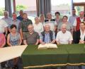 Bild: fvo
Der Vorsitzende des Heimatkundlichen Arbeitskreises (HAK) Waldthurn, Georg Schmidbauer (sitzend, Mitte) und sein Stellvertreter Josef Forster (sitzend, Dritter von links) tragen sich mit den Mitgliedern ins Goldene Buch der Marktgemeinde Waldthurn ein.