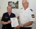 Inspektionsleiter Armin Kott (rechts) gratulierte Polizeioberkommissar Paul Groß (links) zum 40-jährigen Dienstjubiläum und überreichte ihm die Urkunde. 		Bild: Hirsch