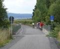 Bild: tr
Diese Radfahrer machen es richtig: Rechts fahren und auf Radwegschilder achten.