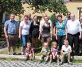Bild: sip
Von links: "Schwiegerenkel" Markus Greitzke, Tochter Petra Sieder und Ehemann Max Sieder, Enkelin Tina Sieder mit Freund Andreas Forster, Enkelin Steffi Greitzke, Enkel Florian Sieder, das Jubelpaar Erna und Franz, Schwiegerenkel Ronny Uhlig, Enkelin Denise Uhlig und Tochter Michaela Schmidt. Die kleinsten in der ersten Reihe machten es sich auf einem Baumstamm bequem. V.l. Leo, Paul, Noah und Julian.
