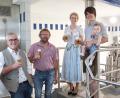 Bild: hwk
Was wäre eine Brauereibesichtigung ohne Bierprobe? Siemens-Standortleiter Alfred Koch, zweiter Bürgermeister Hermann Schraml und Bierkönigin Johanna Seiler lassen sich das Ergebnis der Arbeit von Johannes Ponnath (mit Sohn Julius, von links) schmecken.
