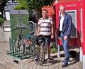 Bild: twi
Thomas Klinger (links) und Bürgermeister Konrad Kiener nehmen die neue E-Bike-Ladestation in Betrieb