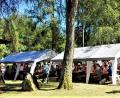 Bild: jml
Feiern im Zelt ist viel schöner, als in der prallen Sonne. Das OWV-Waldfest im Kohlberger Ortsteil Schlemm zieht jedes Jahr viele Besucher an. Heuer nützen die Veranstalter die Gelegenheit und sammeln gleich Unterschriften für ein Volksbegehren.