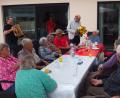 Bild: gz
AWO-Vorsitzender Fritz Möstl gratuliert Betty Linsmeier zum Geburtstag und begrüßt die Senioren. Josef Maier spielt mit dem Akkordeon ein Ständchen.