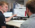 Bild: ZF
Vom Studenten zum Entwicklungsingenieur zum Projektleiter: Marcel Hanisch (links) macht nach dem Abitur Karriere bei ZF.