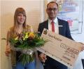 Bild: exb
Die strahlende Gewinnerin Maria Schwandner und ihr Kundenberater David Raab.
