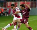 Bild: Michal Kamaryt/dpa
Tschechischer Zweikampf in der Champions-League: Tomas Polacek (rechts), spektakulärer Neuzugang bei der SG Waidhaus/Pfrentsch, spielte mit Sparta Prag in der Saison 2005/06 in der Königsklasse. Dabei traf er in der Partie gegen Ajax Amsterdam auch auf Landsmann Tomas Galasek (links). Galasek spielte später beim 1. FC Nürnberg und war auch Trainer bei der SpVgg SV Weiden.