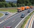 Bild: Thomas Dobler
Überall dort werden an den Autobahn Zu- und Ausfahrten von der Autobahnmeisterei Schwandorf Teile der Markierung ausgebessert. „Die Markierungen waren nur aufgesprüht worden, als die Lärmschutzsanierung der Fahrbahn erledigt war; jetzt werden sie neu gemacht“, informierte Leiter Mathias Klisch von der Autobahnmeisterei. Die Arbeiten dauern jeweils nur einen Tag, wobei der Verkehr durch die kurzfristige Verengung auf eine Fahrbahn behindert wird.