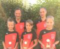 Bild: tu
Leonie Essler, David Hartwig und Annika Schön (von links) sind in ihren Klassen Oberpfalzcup-Sieger geworden. Dafür ehrten sie Trainer Alexander Schön und Christian Enslein (von links).