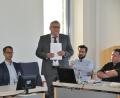 Bild: ak
Primus-Geschäftsführer Jürgen Meyer-Menz (stehend) steht den Gemeinderäten Rede und Antwort zu einer möglichen Photovoltaikanlage entlang der Bahnlinie Kirchenlaibach–Weiden.