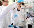 Bild: Petra Hartl
Am Labortag des ostbayerischen ScienceCamps an der OTH in Amberg stellen Zehntklässler Biodiesel her.