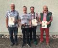 Bild: hkö
Die glücklichen „Meisterschützen“. Von links: Josef Legath, Winfried Haas, Schützenmeister Ralf Kastner und Ehrenschützenmeister Hans Englmann sind die bayerischen Landesmeister in der Disziplin Zimmerstutzen.