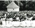 Bild: Steinbacher, Wolfgang [WSB]
Mariahilfbergfest 1997: Die Menschen drängen sich beim Gottesdienst um den Freialtar.