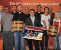 Bild: es
Bezirksvorsitzender Thomas Graml (rechts) und Marketingleiterin Birgit Reichhardt (links) von der Kulmbacher Brauerei überreichten am Donnerstag im Wellness- & Sporthotel „Zur Post“ in Tännesberg den Fairness-Preis.