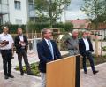 Bild: NJN
Bürgermeister Hans Donko eröffnet die Einweihungsfeier. Mit auf dem Bild (von links) Pfarrer Martin Besold, Pfarrer Christoph Zeh, Landschaftsarchitekt Albrecht Strohn und Diplomingenieur Markus Münchmeier.