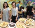 Bild: hka
Hajer (links) und Haifaa aus der Übergangsklasse bieten Speisen aus ihren Heimatländern an.