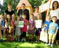 Bild: Hirsch (RHI), Rudolf [RHI] (RUDOLF.HIRSCH@T-ONLINE.DE)
Kinder und Erzieherinnen sind stolz auf das Zertifikat aus dem „Haus der kleinen Forscher“, das ihnen Sonja Schäffer (rechts) überreichte.