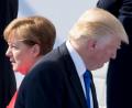Bild: Kay Nietfeld/dpa
Der Präsident der Vereinigten Staaten von Amerika, Donald Trump, und Bundeskanzlerin Angela Merkel (CDU) gehen am 25. Mai 2017 in Brüssel beim Nato-Gipfel bei der feierlichen Eröffnung des neuen Nato-Hauptquartiers an einander vorbei.