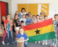 Bild: exb
Über die Einsatzbereitschaft der Neunburger Grundschüler freute sich Irmgard Hilmer (im HIntergrund), die Vorsitzende des Ghana-Hilfe-Vereins.
